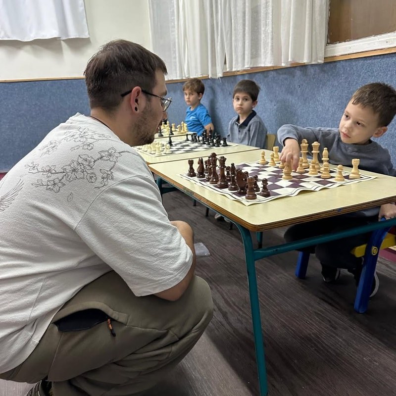 Тимур Колпин на занятии с ребёнком за шахматной доской